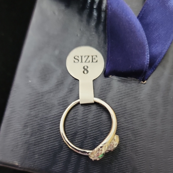Elegant Silver and Green Women's Ring. Costume Jewelry - Picture 2 of 4